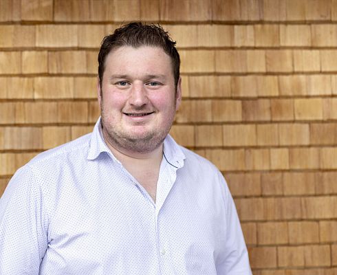 Simon | Host